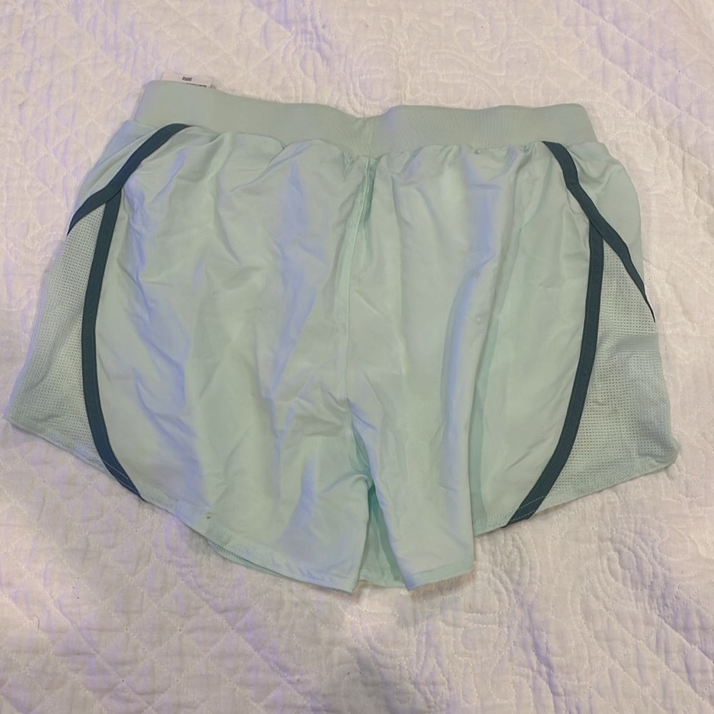 NWOT UNDER AMOUR RUNNING 🏃🏿♀️ SHORTS SIZE Medium heatgear - Picture 3 of 5